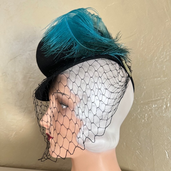 IMPRESSIVE 1940s\' BLACK FELT TILT HAT WITH AQUA FEATHER & BLACK VEIL main image 14